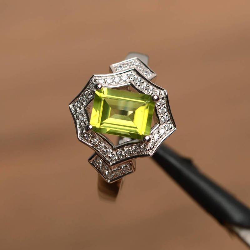 Natürlicher Peridot Ring Smaragdschliff Grüner Edelstein August Geburtsstein Weißgold Ehering von PalmaryJewelry