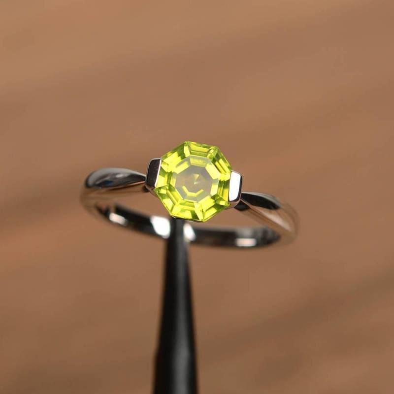 Natürlicher Peridot Ring Verlobungsring August Geburtsstein Achteckschliff Grüner Edelstein Sterlingsilber von PalmaryJewelry