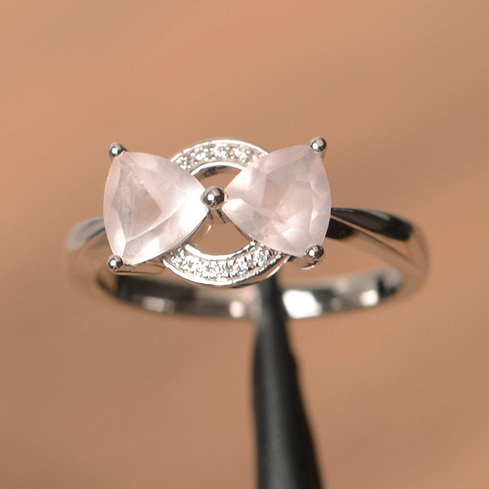 Natürlicher Rosa Quarz Ring Ehering Trillion Geschliffene Edelstein Sterling Silber Jahrestag Geschenke von PalmaryJewelry