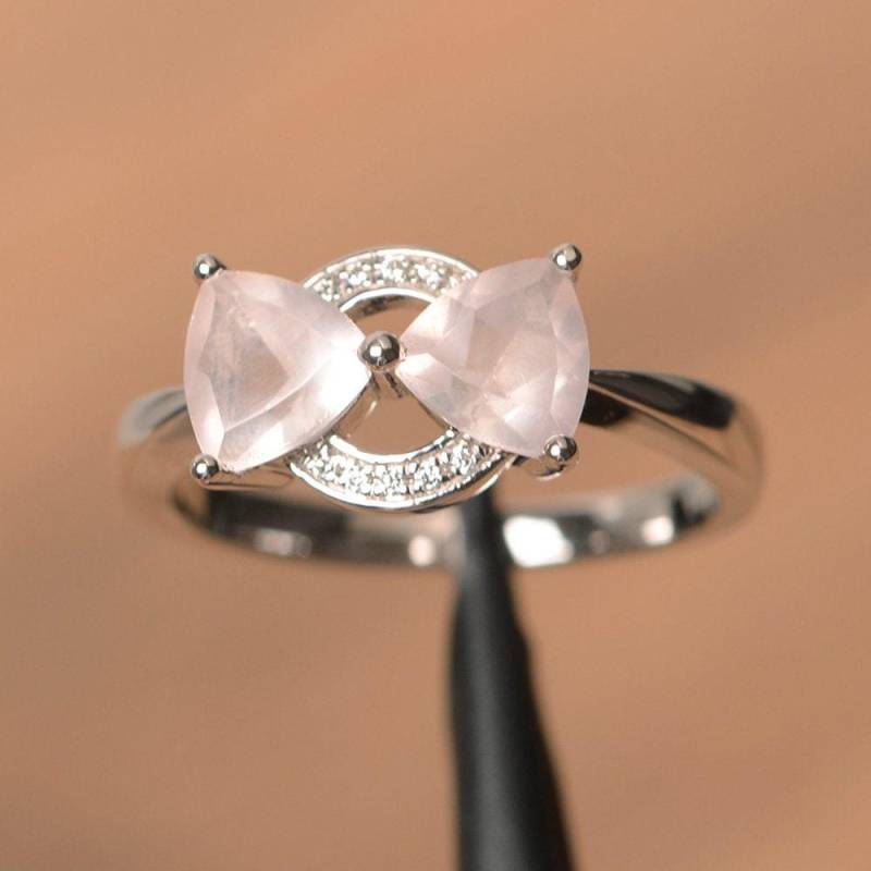 Natürlicher Rosa Quarz Ring Ehering Trillion Geschliffene Edelstein Sterling Silber Jahrestag Geschenke von PalmaryJewelry