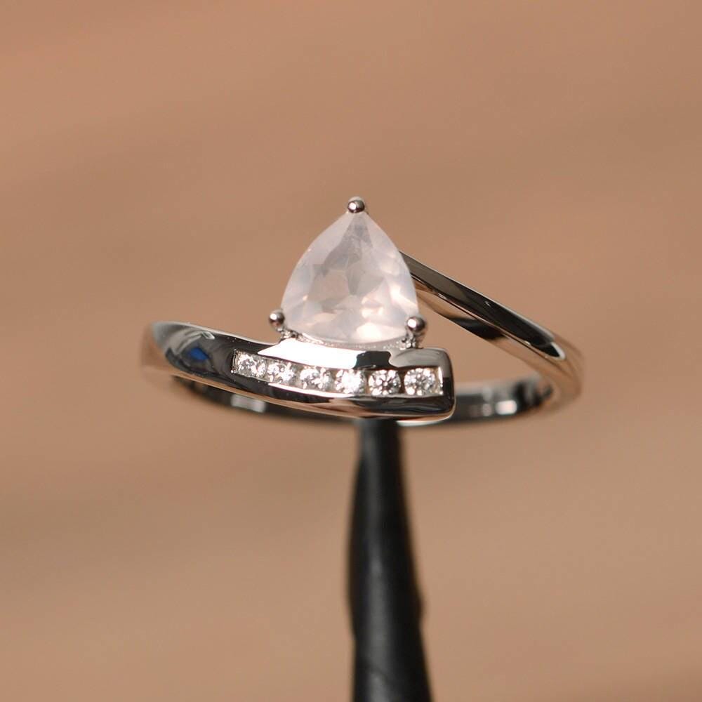 Natürlicher Rosa Quarz Ring Ehering Trillion Geschliffene Edelstein Sterling Silber Jahrestag Geschenke von PalmaryJewelry