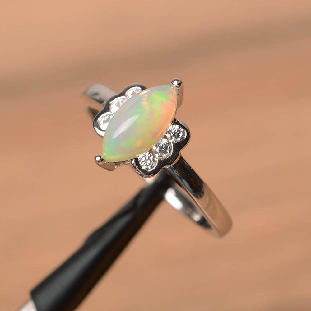 Natürlicher Weißer Opal Ring Oktober Geburtsstein Marquise Schliff Edelstein Sterling Silber von PalmaryJewelry