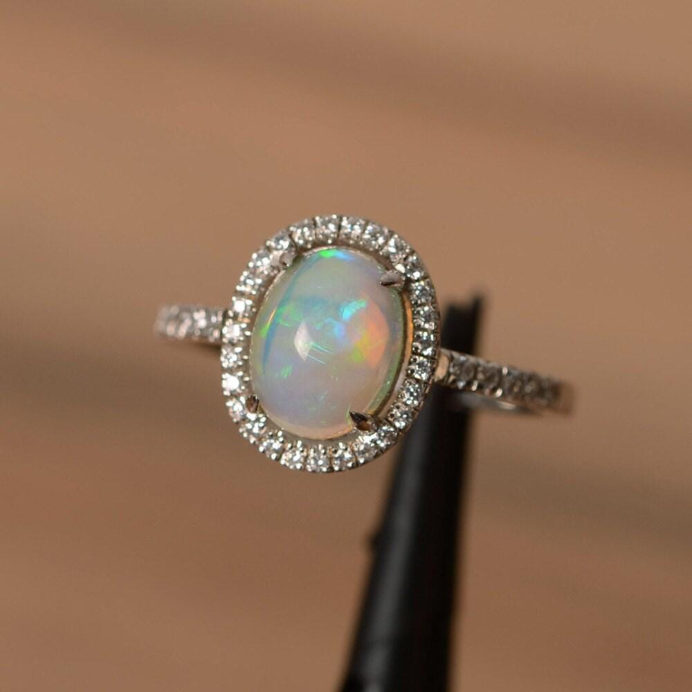 Oval Geschliffener Opal Jubiläumsring 14K Weißgold Halo Oktober Geburtssteinring von PalmaryJewelry