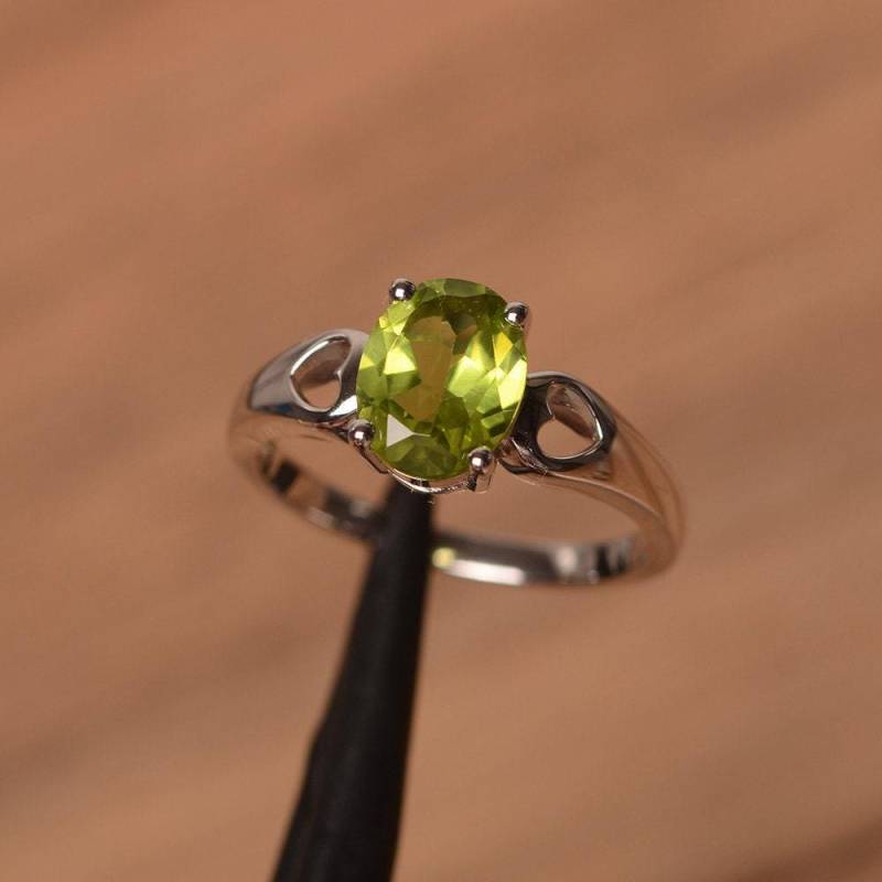 Peridot Ring August Geburtsstein Ovalschliff Grüner Edelstein Sterlingsilber Solitär Verlobungsring von PalmaryJewelry