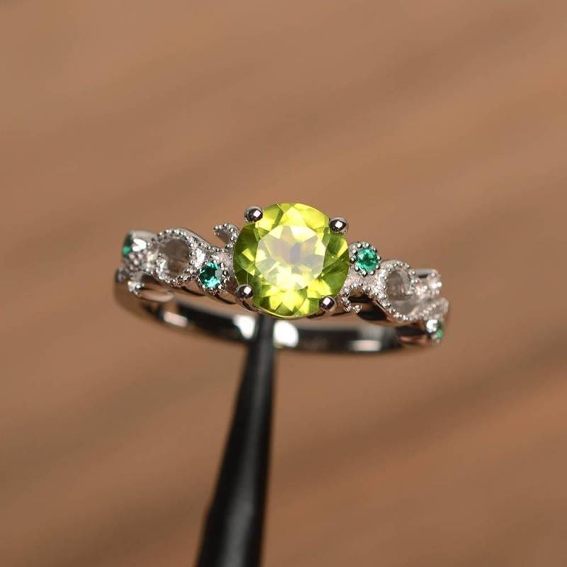 Peridot Ring August Geburtsstein Rundschliff Grüner Edelstein Sterling Silber Verlobungsring von PalmaryJewelry