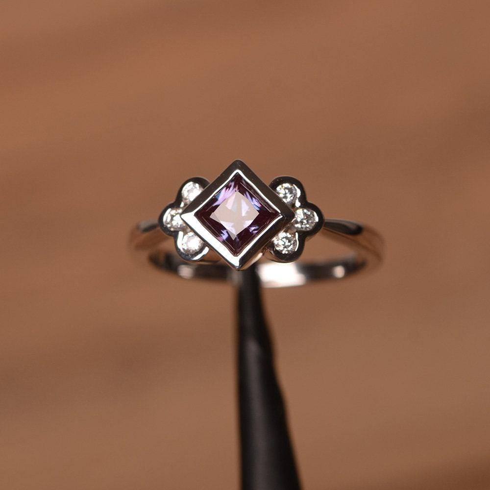 Princess Cut Alexandrit Jubiläumsring Farbwechsel Edelstein Juni Geburtsstein Ring von PalmaryJewelry