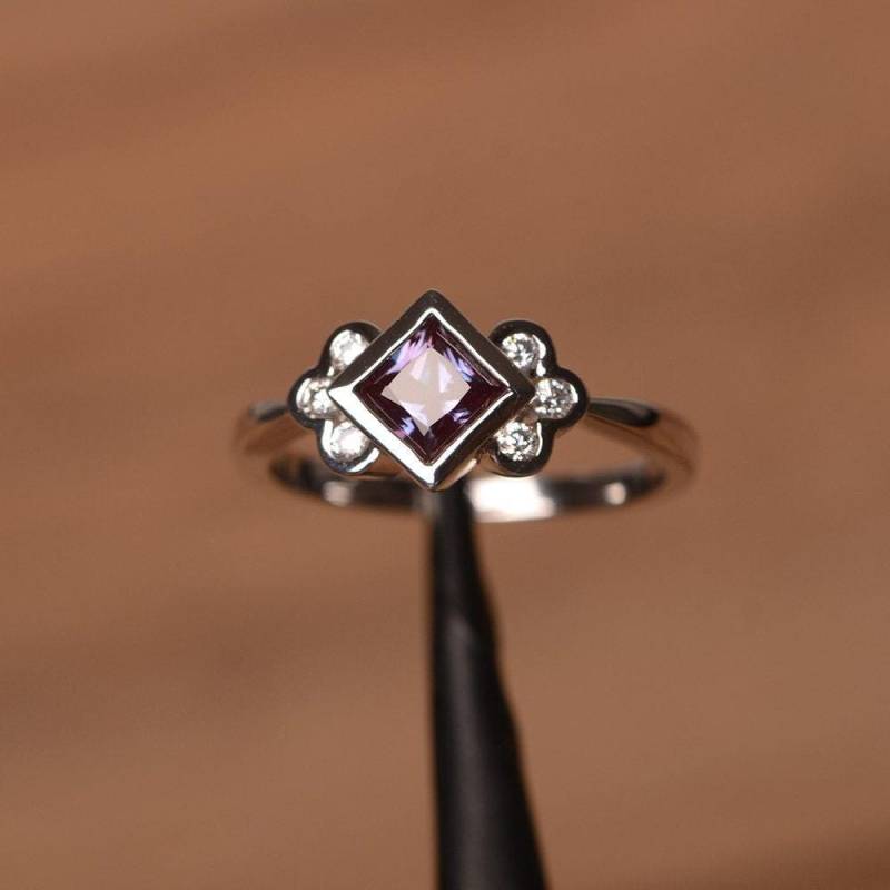 Princess Cut Alexandrit Jubiläumsring Farbwechsel Edelstein Juni Geburtsstein Ring von PalmaryJewelry