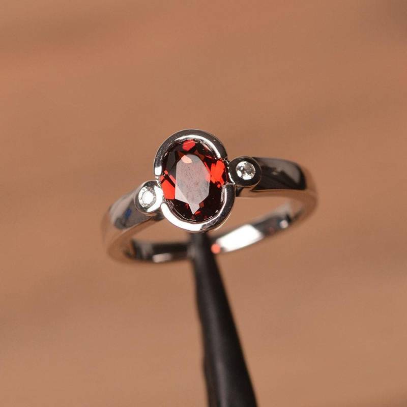 Roter Granat Ring Januar Geburtsstein Ovalschliff Edelstein Sterling Silber Verlobungsring von PalmaryJewelry