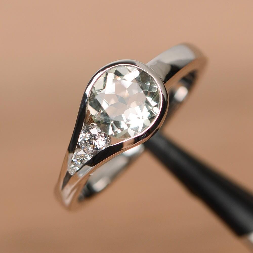 Runder Geschnittener Grüner Amethyst Ring Aus Sterlingsilber Mit Edelsteinfassung von PalmaryJewelry