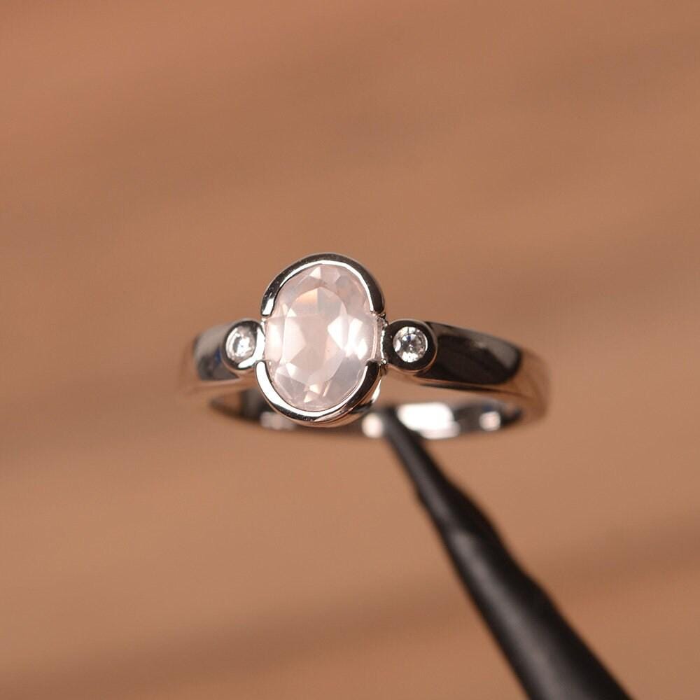 Schlichter Rosenquarz Ehering Mit Ovalem Schnitt Rosa Stein Minimalistisch Ring von PalmaryJewelry