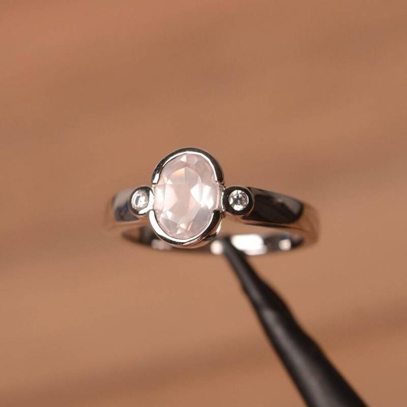Schlichter Rosenquarz Ehering Mit Ovalem Schnitt Rosa Stein Minimalistisch Ring von PalmaryJewelry