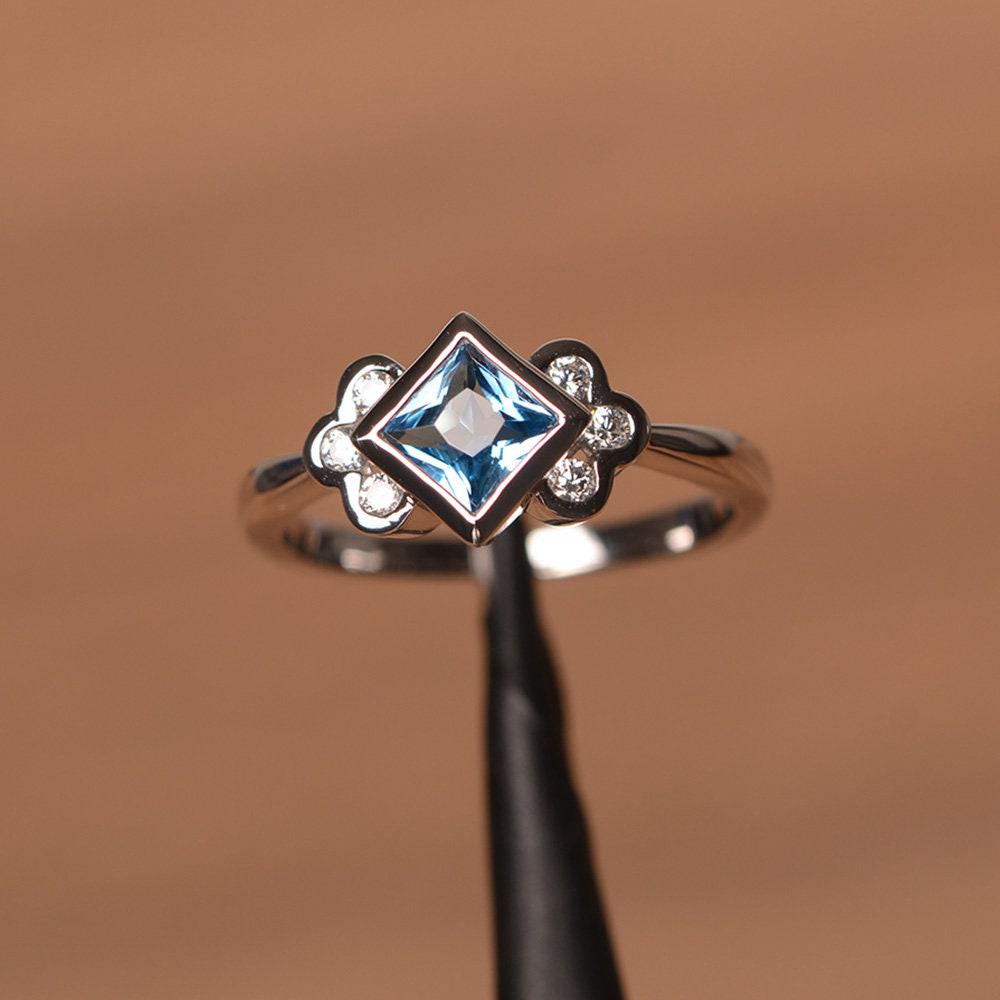 Schweizer Blautopas Ehering Princess Cut Blauer Steinring Sterling Silber Lünette von PalmaryJewelry