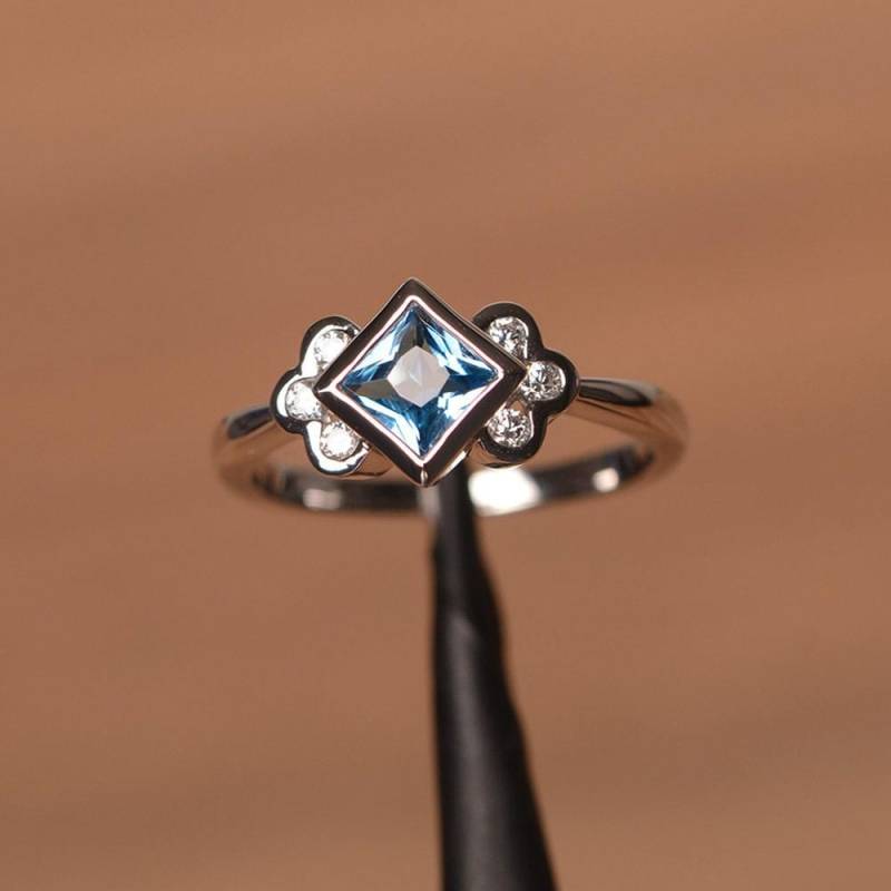 Schweizer Blautopas Ehering Princess Cut Blauer Steinring Sterling Silber Lünette von PalmaryJewelry