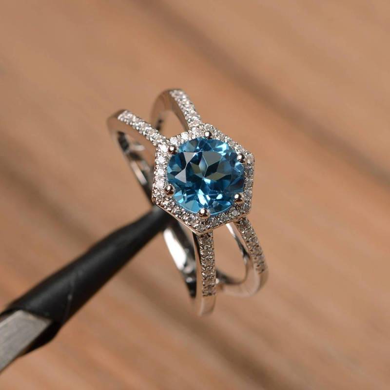 Schweizer Blautopasring Ehering Sterlingsilberring Runder Geschliffener Edelsteinring von PalmaryJewelry
