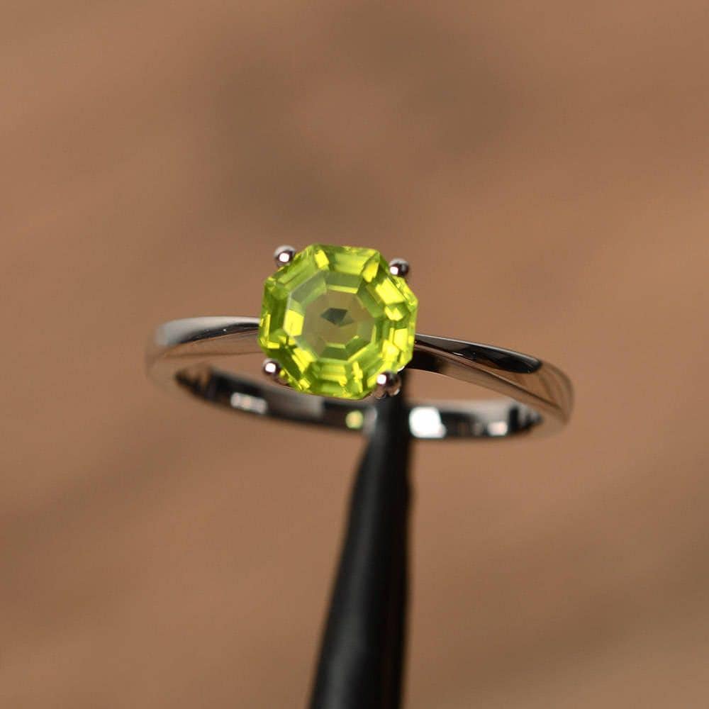 Solitärringe Einzigartige Verlobungsringe Natürliche Peridotringe Achteckschliffringe Geburtsstein Silberringe von PalmaryJewelry