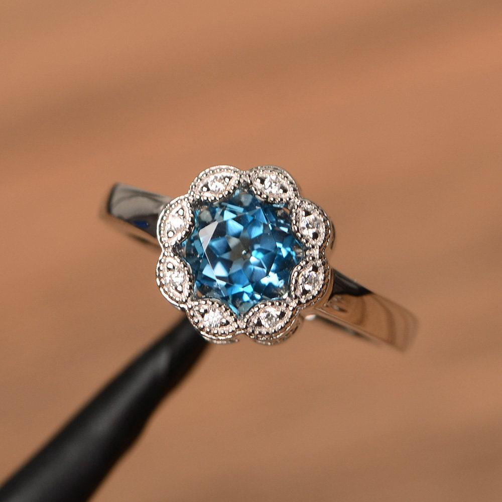Vintage London Blue Topaz Blumenring Rund Geschnitten Milgrain Ring November Geburtsstein von PalmaryJewelry