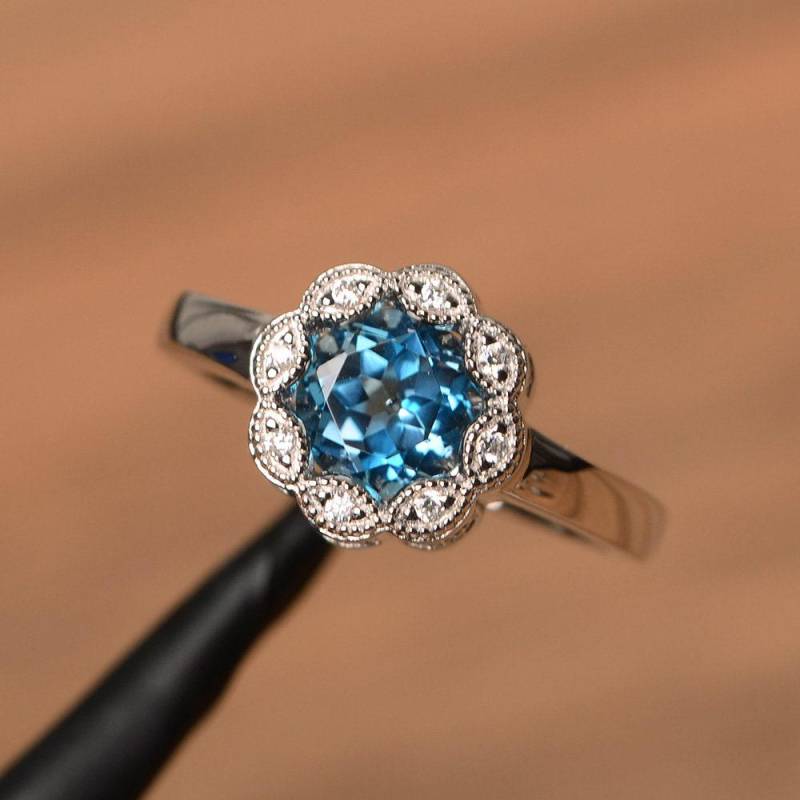 Vintage London Blue Topaz Blumenring Rund Geschnitten Milgrain Ring November Geburtsstein von PalmaryJewelry