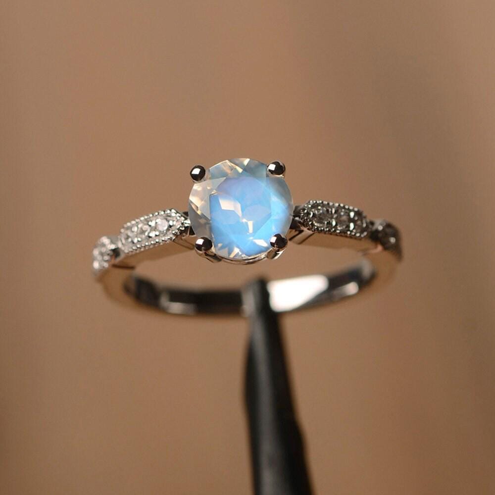 Vintage Mondstein Blau Facettierter Juni Geburtsstein Ring Für Verlobungsring von PalmaryJewelry