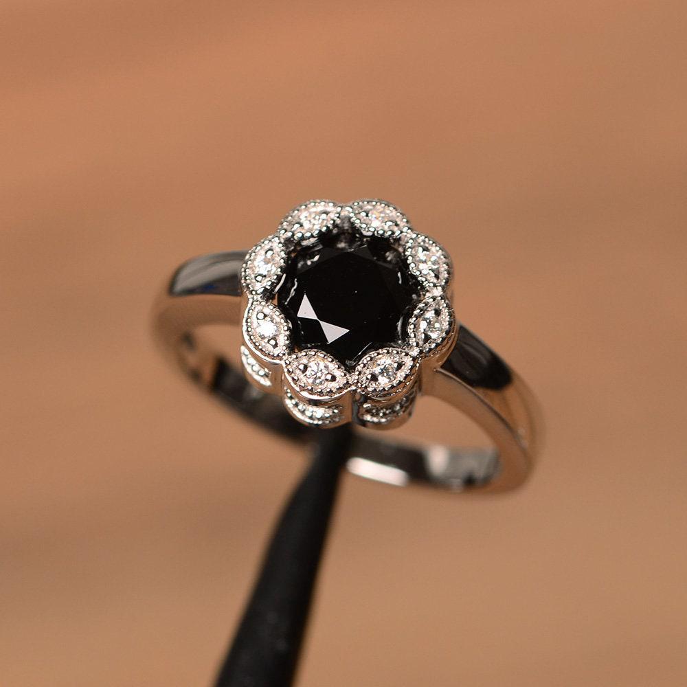 Vintage Schwarzen Spinell Jahrestag Ring Sterling Silber Runden Geschnittenen Stein Blumenring von PalmaryJewelry