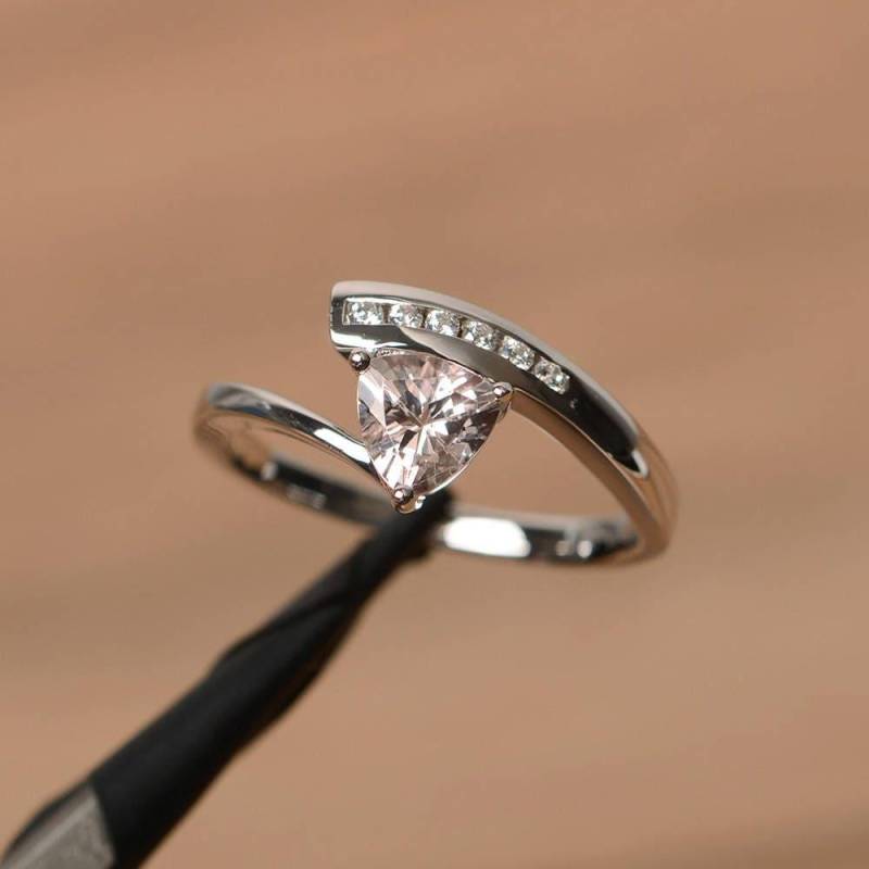 Zarte Morganit Verlobungsring Aus Sterling Silber Trillion Schliff Bypass Ring von PalmaryJewelry