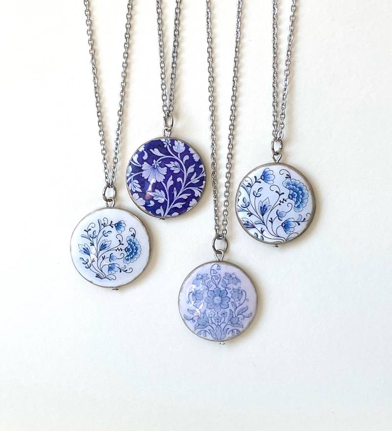 Delft Blue Blumen Anhänger Personalisierte China Design-Halskette von Palomaria
