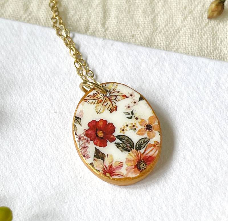 Floral Cameo Halskette Personalisierte Initiale, Vergoldete Kette von Palomaria