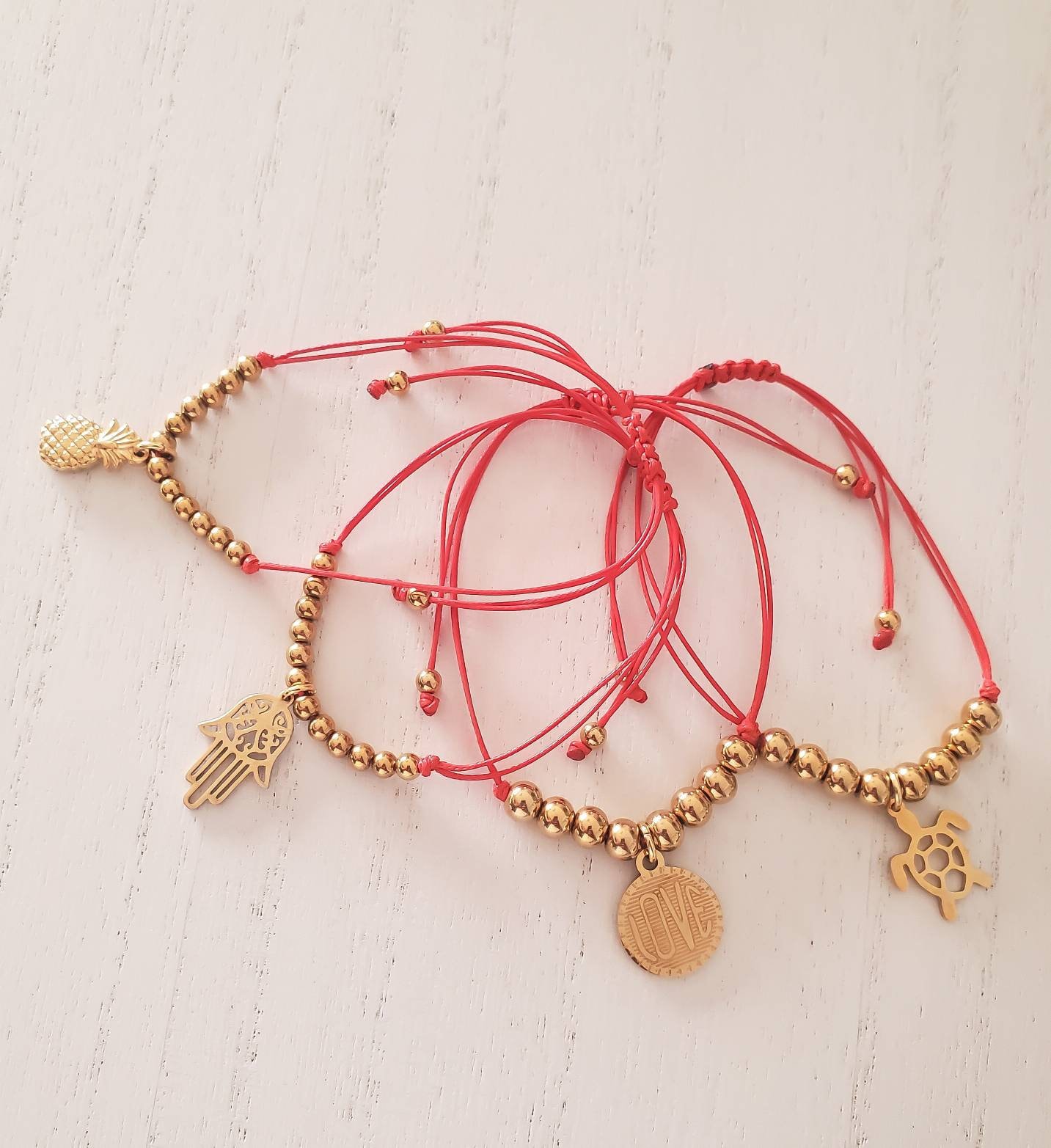 Hamsa, Schildkröte, Liebe, Ananas, Goldenes Edelstahl Vergoldetes Rotes Armband Hamsa, Schildkröte, Liebe, Ananas, Goldenes Edelstahl Vergoldetes Rotes Armband von PalomasJewelrys