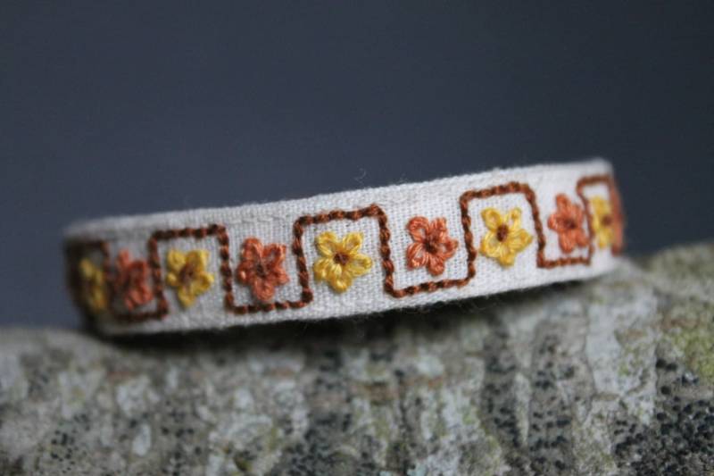 Gesticktes Armband Gelb Braun Ethnisch Femininen Handgemachte Hand Genäht Blumen Gesticktes Armband Gelb Braun Ethnisch Femininen Handgemachte Hand Genäht Blumen von Palome