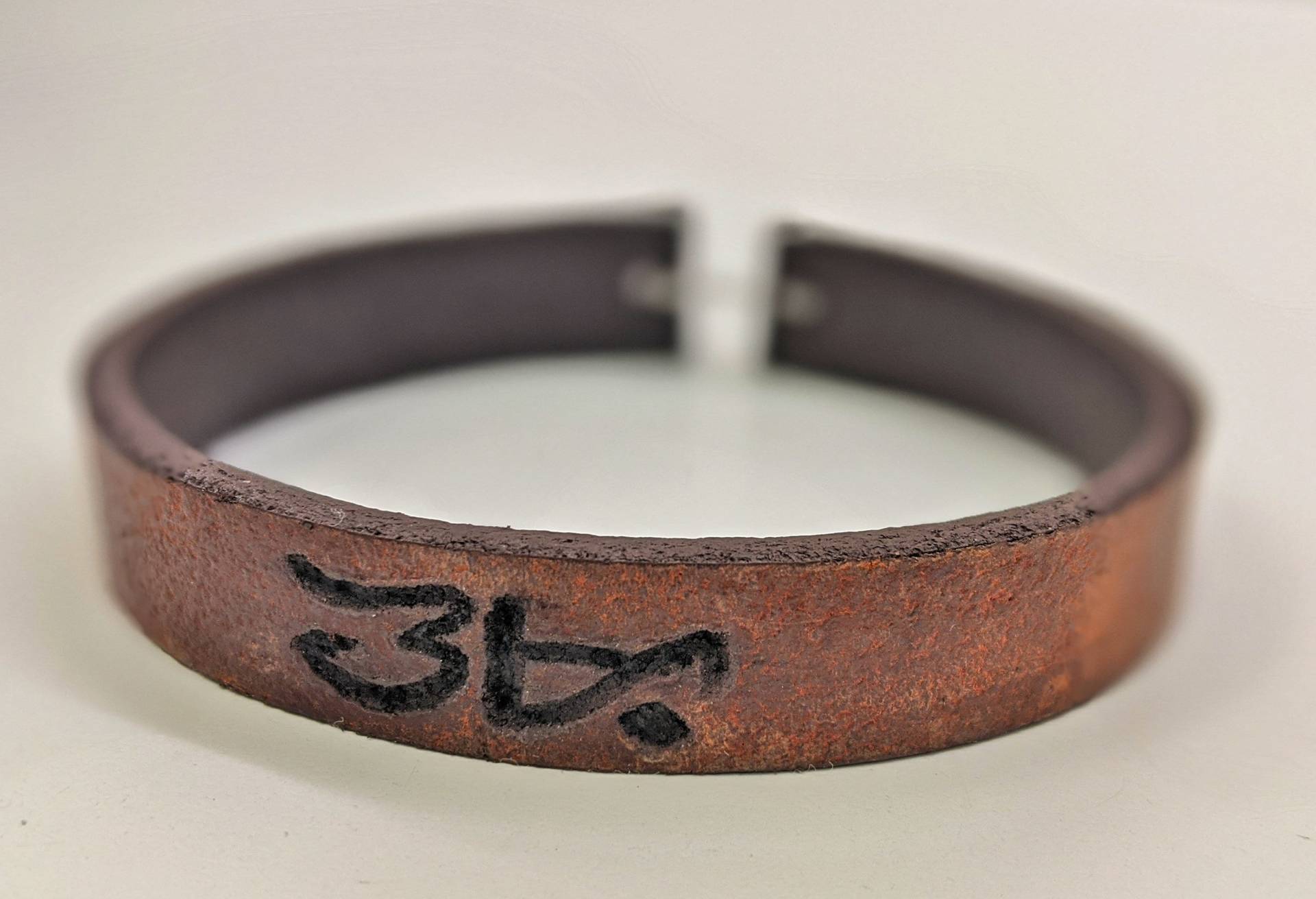 Lederarmband Aus Leder, Personalisiert Baybayin Lederarmband Aus Leder, Personalisiert Baybayin von PamanaDesigns