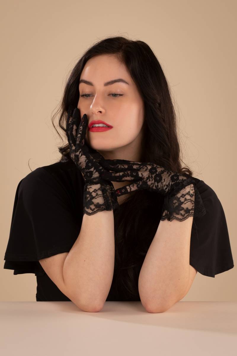 Blumen Spitzen Handgelenk Handschuhe in Schwarz von Pamela Mann