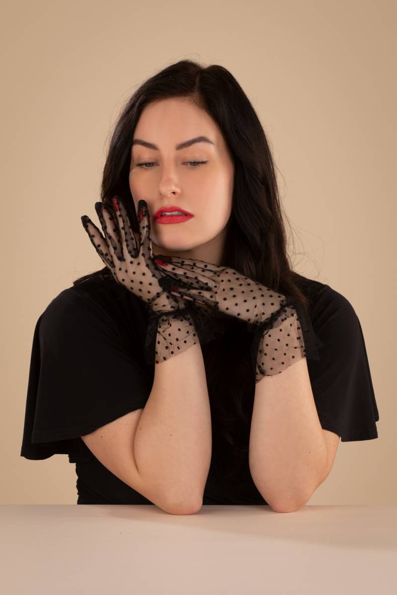 Spot Mesh Handgelenk-Handschuhe in Schwarz von Pamela Mann