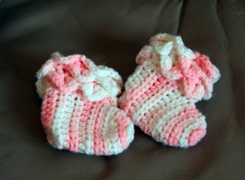 Rosa Und Weißen Booties von PamsCustomKnits