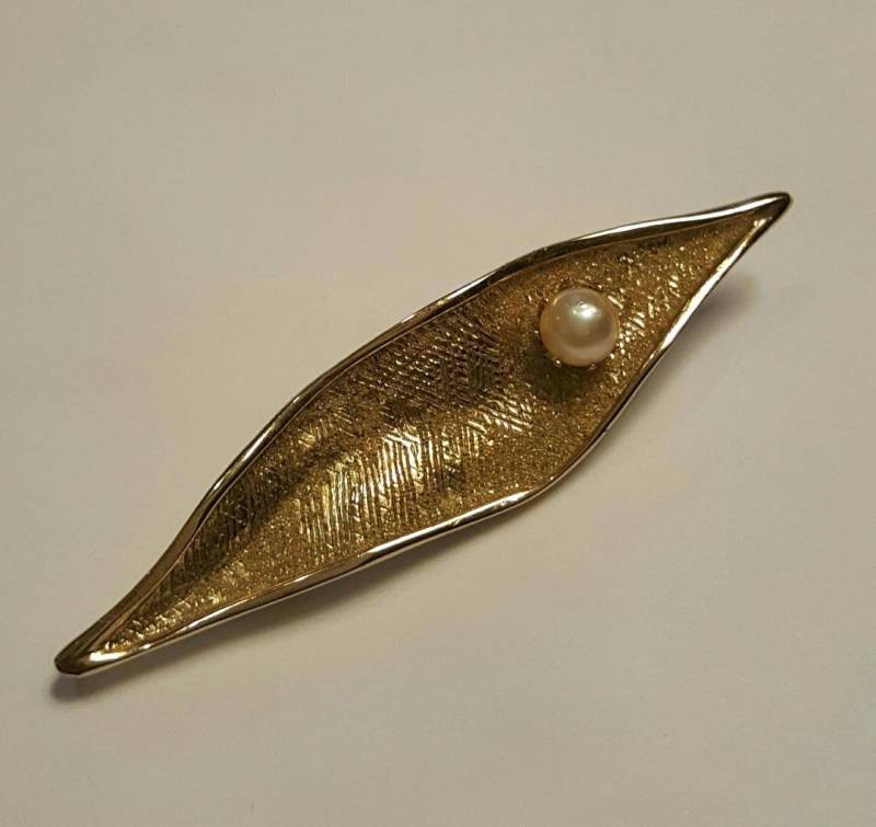 Vintage Brosche Blatt Mit Perle Markiert "Kramer" von PamsTexasTreasures