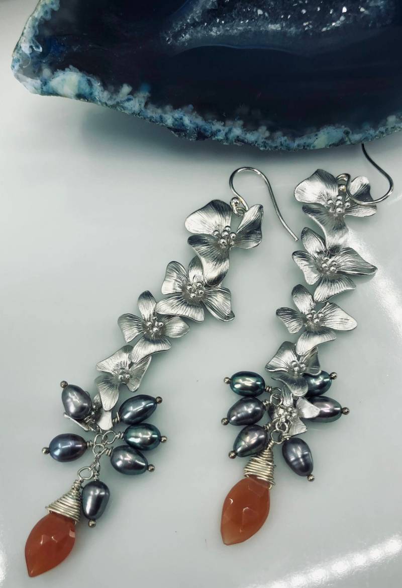 Edelstein Ohrring - Perle & Pfirsich Mondstein Mit Rhodium Überzogene Blumen von PanacheJewelryStore