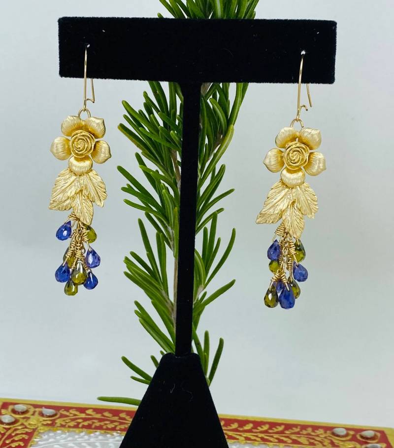 Ohrringe - Cubic Zirconium Mit Mattierter Blume von PanacheJewelryStore