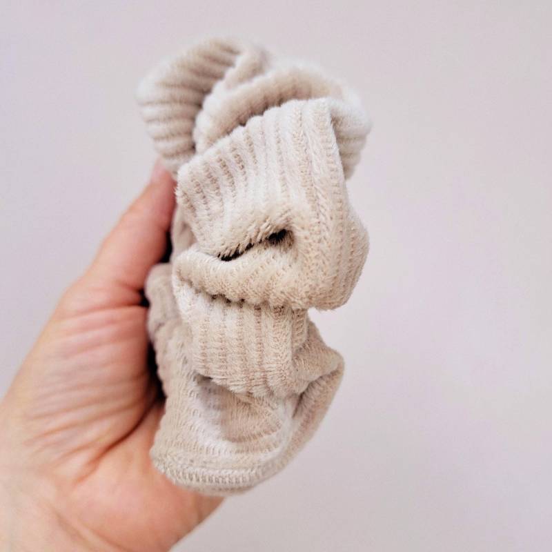 Cord Scrunchie in Beige - Haargummi Aus Für Lässiges Haarstyling, Großer Weicher Zopfgummi, Accessoire Haare, Xl Samt von PanchoHandmade