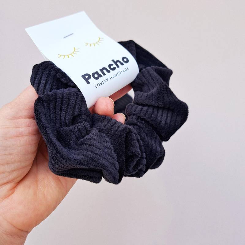 Cord Scrunchie in Black - Haargummi Aus Für Lässiges Haarstyling, Großer Weicher Zopfgummi, Accessoire Haare, Xl Samt von PanchoHandmade