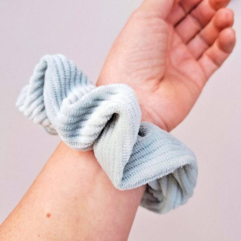 Cord Scrunchie in Icemint - Haargummi Aus Für Lässiges Haarstyling, Großer Weicher Zopfgummi, Accessoire Haare, Xl Trend von PanchoHandmade