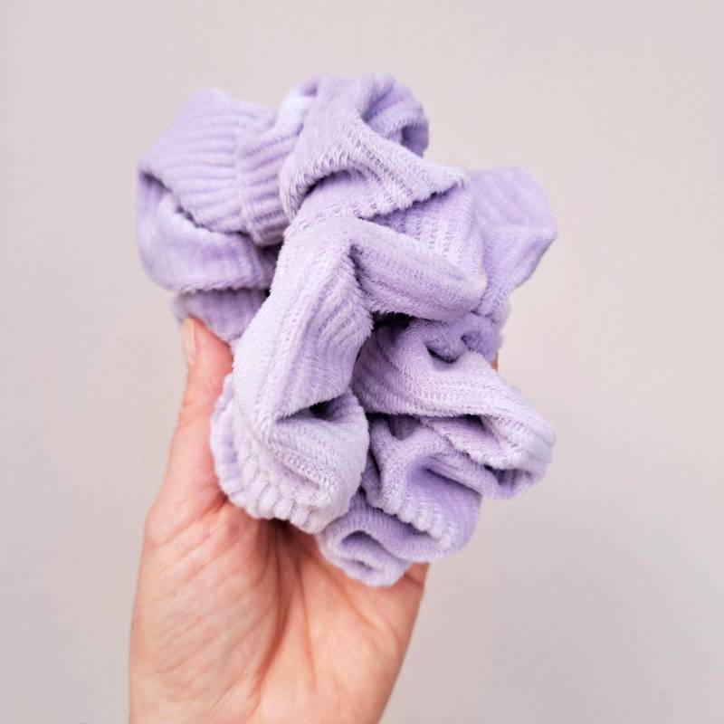 Cord Scrunchie in Staubflieder - Haargummi Aus Für Lässiges Haarstyling, Großer Weicher Zopfgummi, Accessoire Haare, Xl von PanchoHandmade