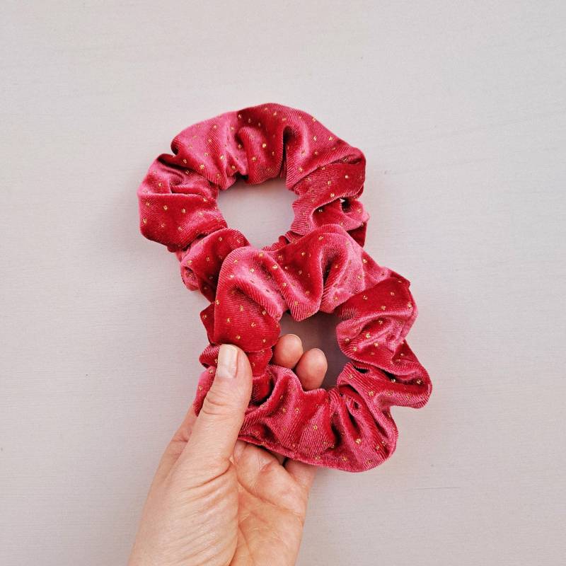 Scrunchie Aus Edlem Samt in Rot | Punkte Gold Must Have Haargummi Zopfgummi Christmas Accessories Elegant Und Edel Glitzer Liebe von PanchoHandmade