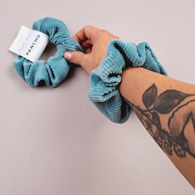Scrunchie Aus Stretchcord in Türkis | Retro Trend Must Have Haargummi Zopfgummi Geschenkidee Accessoires Fürs Handgelenk 90Er von PanchoHandmade