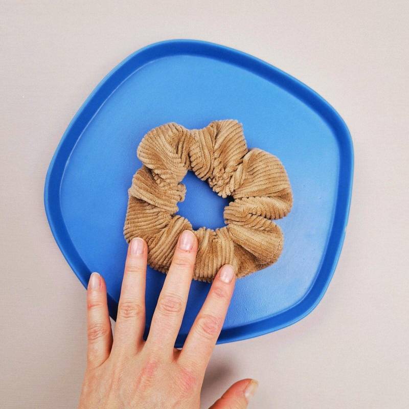 Stretchcord Scrunchie in Stauboliv | Retro Trend Must Have Haargummi Zopfgummi Geschenkidee Hygge Lifestyle Geschenk Freundin von PanchoHandmade