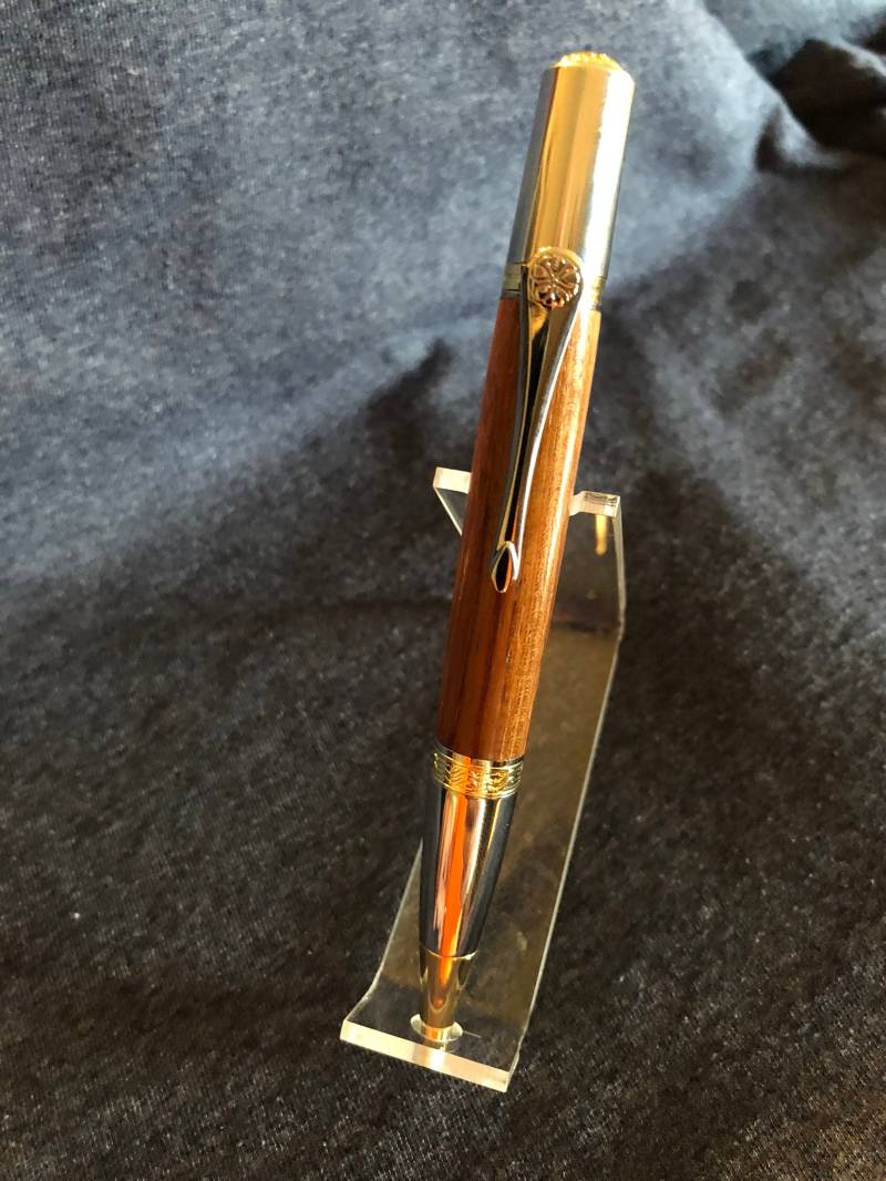 Holz-Dreh-Kugelschreiber Holz-Dreh-Kugelschreiber von PandCPencraft