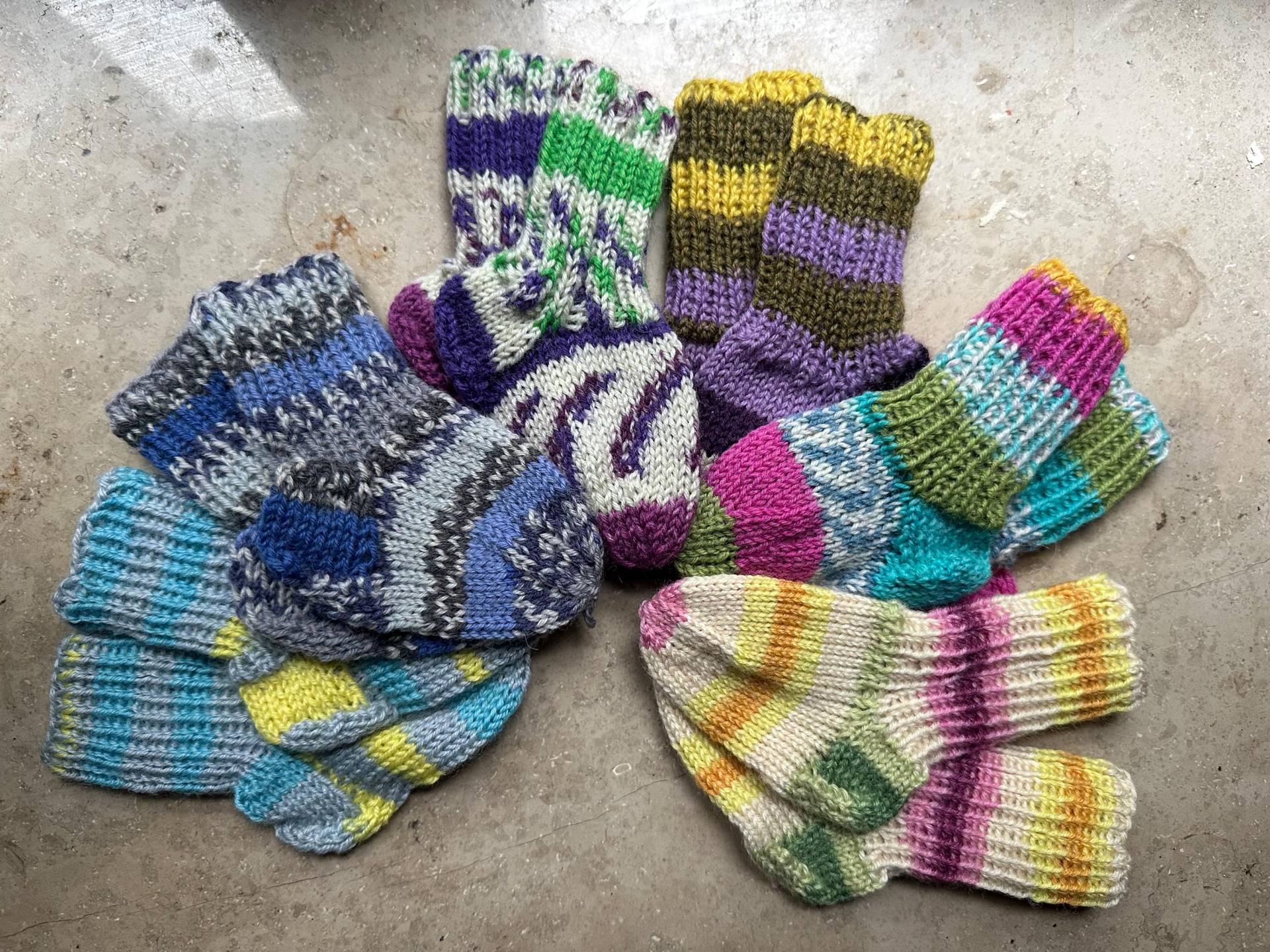 Babysocken 9 cm, Geschenk Zur Geburt, Baby Wollsocken Für Neugeborene Bunt Gemustert, 0-3 Monate von PandalammDE