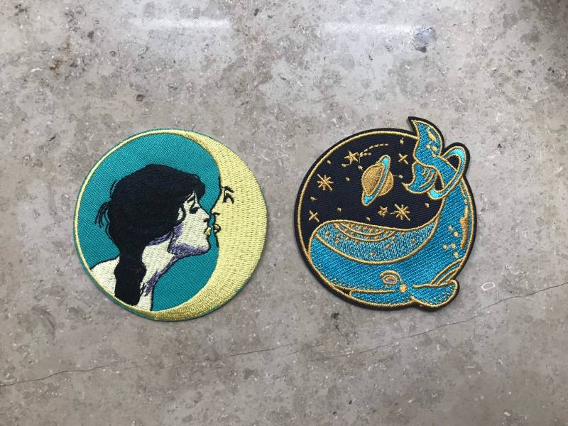 Mädchen Mit Mond Oder Wal Im Weltraum Runde Patches Zum Aufbügeln Mädchen Mit Mond Oder Wal Im Weltraum Runde Patches Zum Aufbügeln von PandalammDE