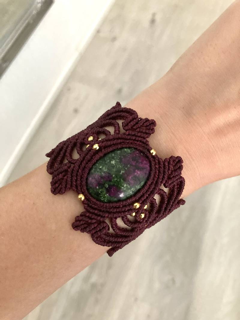 Doesn't Matter At All Makramee Armband Rubin-Zoisit von PandemicProjectShop