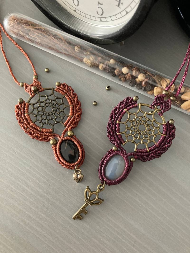 Everything But Garlic Makramee Halskette Amulett Medaille von PandemicProjectShop