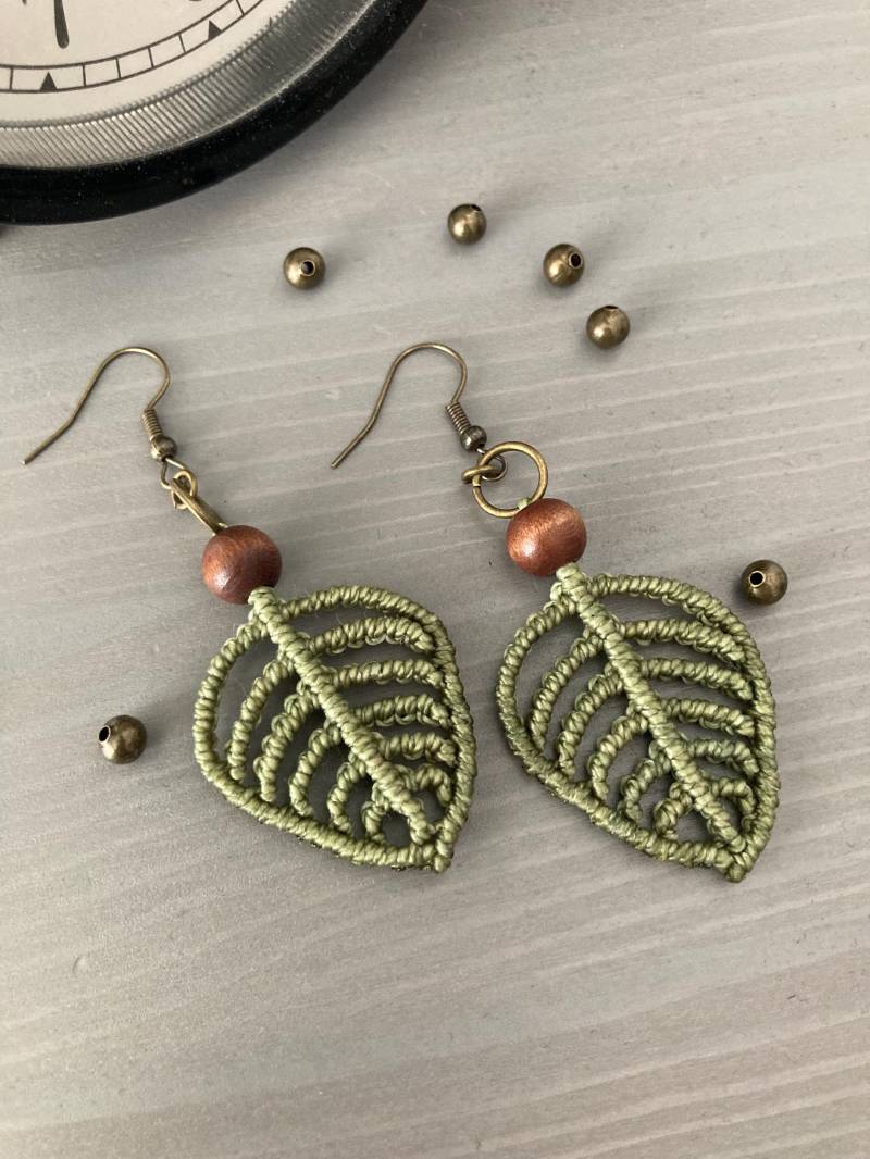 Monstera Makramee Ohrringe Mit Holzperle von PandemicProjectShop