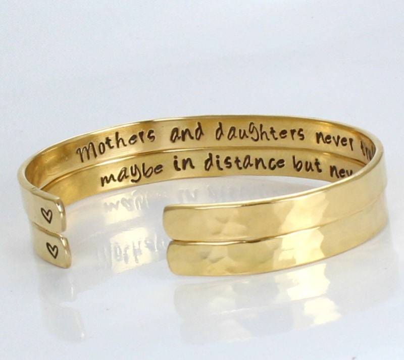 Mutter Tochter Armband Set 14K Vergoldete Gehämmerte Armspange, Personalisierte Gravur von PandiaJewelryDesign