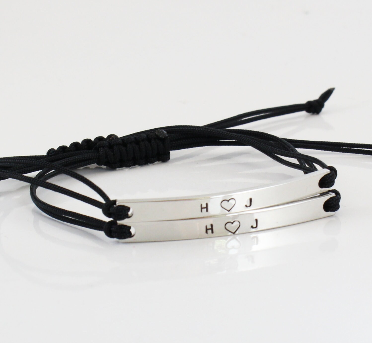 Personalisierte Edelstahl-Paar-Armband-Set Gravierte Bar, Verstellbare Schnur von PandiaJewelryDesign